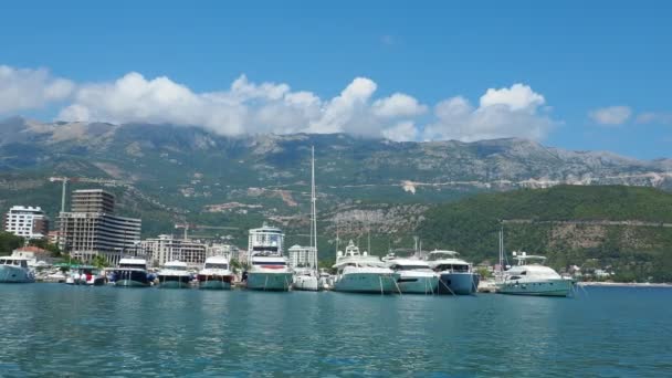 Budva Montenegro Agosto 2022 Mar Adriático Costa Montanhas Ondas Marítimas — Vídeo de Stock