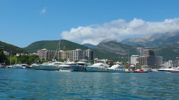 ブドヴァ モンテネグロ 2022年8月15日アドリア海 海の波紋 船や船が堤防に係留されています 水上交通駐車場 観光水活動と夏のリゾート旅行 — ストック動画