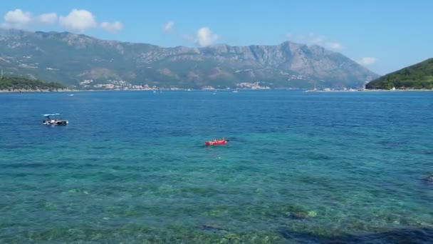 在亚得里亚海上美丽的夏日 Sveti Nikola岛游客在游泳 船在波浪中航行 女孩们坐着充气皮划艇漂流 和游客一起的汽车船 地中海 — 图库视频影像