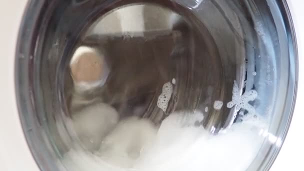 Witte Wasmachine Wast Kleren Close Beelden Van Draaiende Trommel Wasmachine — Stockvideo