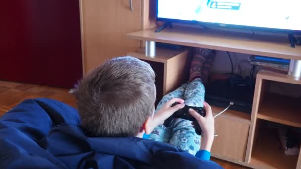 Sremska Mitrovica Serbia Boy Używa Joysticka Gry Wideo Playstation Domowa — Wideo stockowe