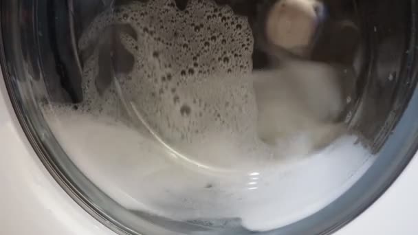 White Washing Machine Washes Clothes Close Footage Spinning Drum Washing — Stock Video