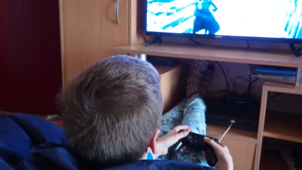 Sremska Mitrovica Serbia Boy Usa Joystick Para Jugar Videojuegos Playstation — Vídeo de stock