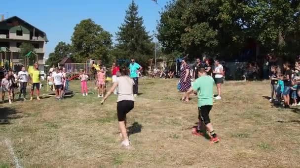 Sremska Mitrovica Servië Schoolkinderen Buitensport Competitie Gezondheids Sportdag Kinderen Voeren — Stockvideo