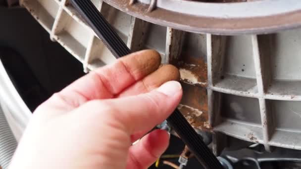 Danos Unidade Rolamento Máquina Lavar Roupa Demonstração Mão Manchas Enferrujadas — Vídeo de Stock