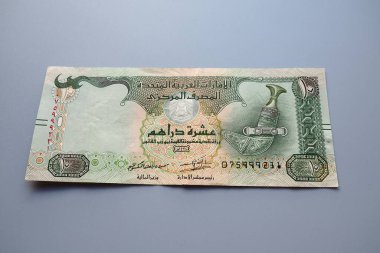 Arap Emirlikleri, Dirham Arapça. ISO kodu AED, Birleşik Arap Emirlikleri 'nin resmi para birimidir. Dirham 100 fileye bölündü. Dirham resmi olarak IMF özel çizim haklarına sahipti..