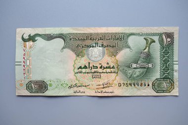 Arap Emirlikleri, Dirham Arapça. ISO kodu AED, Birleşik Arap Emirlikleri 'nin resmi para birimidir. Dirham 100 fileye bölündü. Dirham resmi olarak IMF özel çizim haklarına sahipti..