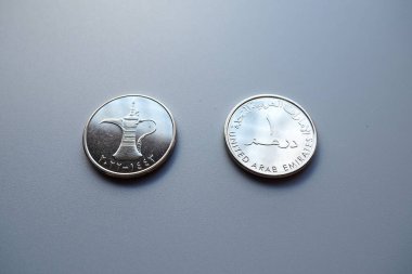 Arap Emirlikleri, Dirham Arapça. ISO kodu AED, Birleşik Arap Emirlikleri 'nin resmi para birimidir. Dirham 100 fileye bölündü. Dirham resmi olarak IMF özel çizim haklarına sahipti..