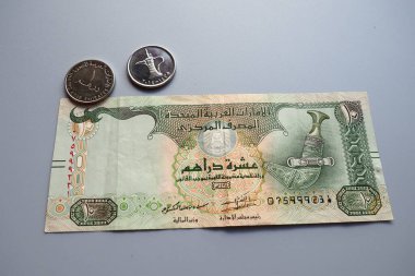 Arap Emirlikleri, Dirham Arapça. ISO kodu AED, Birleşik Arap Emirlikleri 'nin resmi para birimidir. Dirham 100 fileye bölündü. Dirham resmi olarak IMF özel çizim haklarına sahipti..