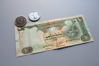 Arap Emirlikleri, Dirham Arapça. ISO kodu AED, Birleşik Arap Emirlikleri 'nin resmi para birimidir. Dirham 100 fileye bölündü. Dirham resmi olarak IMF özel çizim haklarına sahipti..