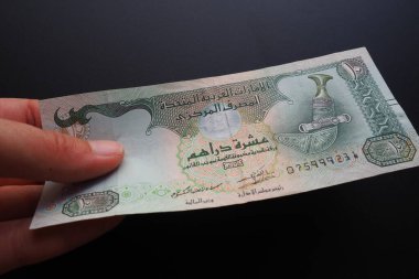 Arap Emirlikleri, Dirham Arapça. ISO kodu AED, Birleşik Arap Emirlikleri 'nin resmi para birimidir. Dirham 100 fileye bölündü. Dirham resmi olarak IMF özel çizim haklarına sahipti..