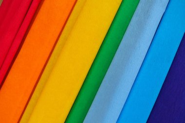 Gökkuşağının renkleri. Kırmızı, turuncu, sarı, yeşil, mavi, çivit, mor renkler. Renkli kağıt, gölgeye göre düzenlenmiş. Yaz, parlak, çok renkli arka plan. Popüler moda sanat gradyanı. Kağıt dokusu.