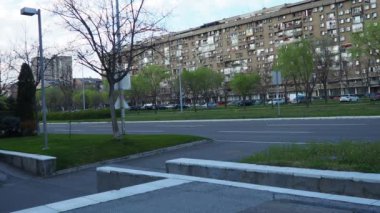 Belgrad, Sırbistan 03.17.24: 28. Bloktaki Televizorka binası. Beton pencere çerçeveleri TV ekranının çerçevesine benziyor. Yeni Belgrad 'ın sembollerinden biri olan halk ve mimarların eleştiri konusu. Televizyonlar.