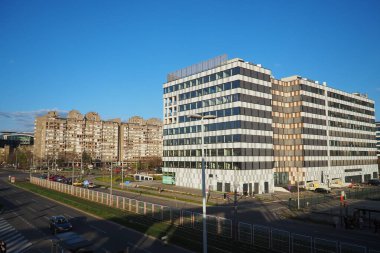 Belgrad Sırbistan 03.17.24 Kızıl Ordu Bulvarı Yeni Belgrad bölgesinde. Köprüden sokağa bak. Tramvaylar ve arabalar hareket ediyor. İnsanlar otobüs durağında nakliye için kaldırımda yürürler. Şehir hayatı