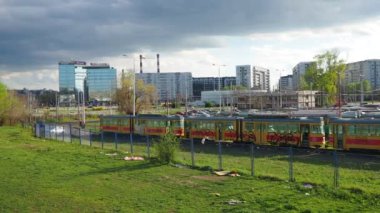 Belgrad, Sırbistan, 17 Mart 2024: tramvay istasyonu, tramvay terminali. Novi Beograd Kızıl Ordu Bulvarı Belville Bölgesi. Eski boyalı tramvaylar. Çok katlı evler. Şehir hayatı. Toplu taşıma. Bulutlu hava