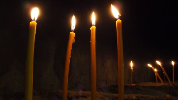 Високі Довгі Воскові Свічки Спалюють Повторного Використання День Пам Яті — стокове відео