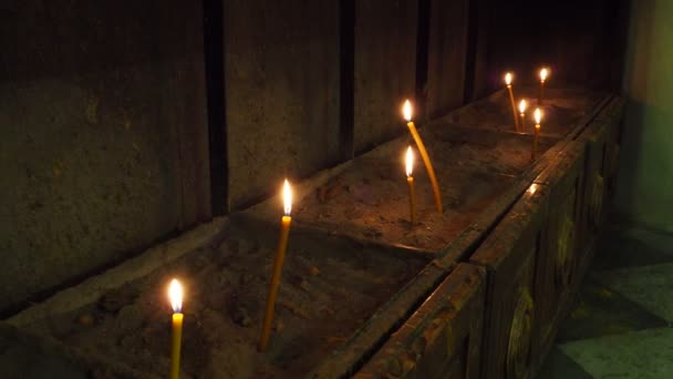 Високі Довгі Воскові Свічки Спалюють Повторного Використання День Пам Яті — стокове відео
