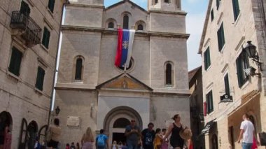 Kotor, Karadağ, 11 Ağustos 2022: St. Nicholas Kilisesi hacıları ve turistleri cezbediyor. Ortodoks merkezi. Binanın mimarisi Rönesans ve Geç Gotik 'in elementlerini birleştiriyor..