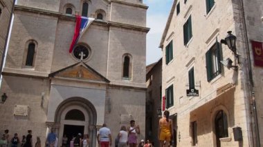 Kotor, Karadağ, 11 Ağustos 2022: St. Nicholas Kilisesi hacıları ve turistleri cezbediyor. Ortodoks merkezi. Binanın mimarisi Rönesans ve Geç Gotik 'in elementlerini birleştiriyor..