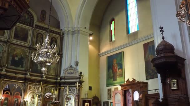 コトール モンテネグロ12 聖ニコラス教会は巡礼者観光客を魅了しています 正統派センター アイコン ろうそく シャンデリア アンティークタイルのインテリアと装飾 — ストック動画