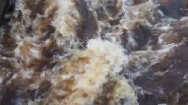 Air Mengalir Deras Sungai Pandangan Atas Air Berfero Gelap Terburu — Stok Video