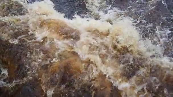 Rauschendes Wasser Fluss Draufsicht Wasser Rauscht Den Bach Ein Gelb — Stockvideo