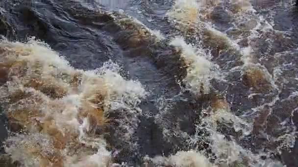 Pędząca Woda Rzece Widok Góry Woda Wpada Strumienia Żółto Biała — Wideo stockowe