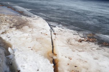 İlkbaharda Onega Gölü 'nde buz kayması, Karelia. Nisanda tehlikeli ince bahar buzu. İnce kristal taneciklerin birleşimi. Küçük göllerin, göletlerin ve rezervlerin açılması. Parçalanmış buz parçaları.
