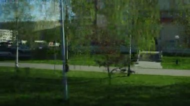 Brest, Belarus, 4.10.24: Brest bölgesinin idari merkezi olan Belarus 'un güneybatısında bir şehir. Otobüs penceresinden şehrin sokakları. Kentsel alanlar. Şehir mimarisi ve parkları. Bahar yeşili.