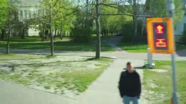 Brest, Belarus, 4.10.24: Brest bölgesinin idari merkezi olan Belarus 'un güneybatısında bir şehir. Otobüs penceresinden şehrin sokakları. Kentsel alanlar. Şehir mimarisi ve parkları. Bahar yeşili.