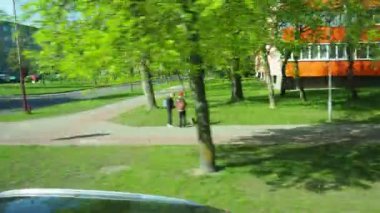 Brest, Belarus, 4.10.24: Brest bölgesinin idari merkezi olan Belarus 'un güneybatısında bir şehir. Otobüs penceresinden şehrin sokakları. Kentsel alanlar. Şehir mimarisi ve parkları. Bahar yeşili.