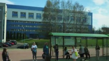 Minsk, Belarus, 4.10.24: Minsk bölgesinin başkenti ve en büyük şehri. Otobüs penceresinden şehrin sokakları. Şehir mimarisi ve parkları. Kentsel alanlar, bina cepheleri.