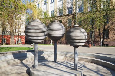 Minsk, Belarus, 10 Nisan 2024: BSTU yakınlarındaki Sverdlov ve Ulyanovskaya caddelerinin kesiştiği noktada top şeklinde bir çeşme. İlkbaharın başında, çeşme çalışmıyor.