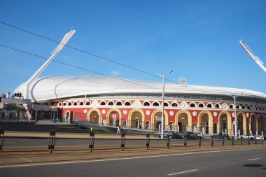 Minsk, Belarus, Minsk 'teki 04.10.24 stadyumu, Beyaz Rusya Cumhuriyeti' nin ana spor arenası. Ayrıca Belarus futbol takımının ana arenasıdır. Kirov Caddesi 'nde. Arabalar ve tramvaylar geçiyor.