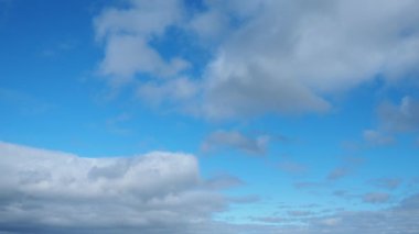 Stratocumuliform 'a ait yüksek kümülüs kümelenmiş bulut cinsi. Küresel kütleler ya da katmanlar ya da yamalar halinde yuvarlanırlar. Kümüliform stratocumuliform bulutları, altocumulus konveksiyon anlamına gelir