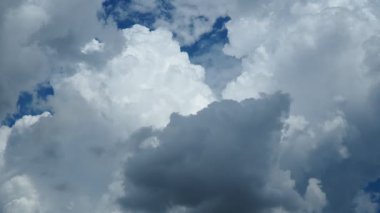 Bulutlar, bulutlar. Bulutluluk hava ve iklimi belirler, hem Dünya yüzeyinin soğumasını hem de ısınmasını engeller. Hava sıcaklığındaki mevsimsel dalgalanmaları azaltıyor. Gerçek zamanlı..