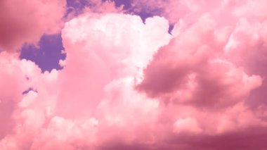 Pembe Bulutlar Bulutlu Gökyüzünde Hareket Ediyor. Doğal Arka plan Bulutu gerçek zamanlı ağır çekim. Soyut pembe renk. Kümülüs bulutları hızlı hareket eder. Pembe fantezi, tatlı rüya.
