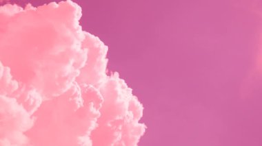 Pembe Bulutlar Gökyüzü. Bulutlar gerçek zamanlı ağır çekim. Pembe fantezi, tatlı rüyalar. Ses ötesi ışık efekti. Troposferde korunma. Kümülüs bulutları düşük seviye, kabarık, pamuk gibi, tüylü Cumulonimbus