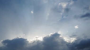 Gökyüzünde güzel bulutlar. Volumetrik ışık kümülüs etkisi. Güneş ışınları kara bulutların arkasında gizlidir. Troposferde koruma. Atmosferde nem hareketi. Gerçek zamanlı. Hava tahminleri