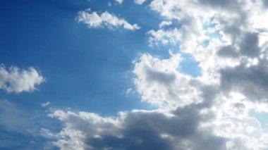 Gökyüzünde güzel bulutlar. Volumetrik ışık kümülüs etkisi. Güneş ışınları kara bulutların arkasında gizlidir. Troposferde koruma. Atmosferde nem hareketi. Gerçek zamanlı. Hava tahminleri