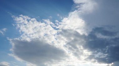 Gökyüzünde güzel bulutlar. Volumetrik ışık kümülüs etkisi. Güneş ışınları kara bulutların arkasında gizlidir. Troposferde koruma. Atmosferde nem hareketi. Gerçek zamanlı. Hava tahminleri