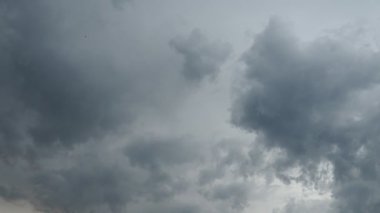 Bulutlar, bulutlar. Bulutluluk hava ve iklimi belirler, hem Dünya yüzeyinin soğumasını hem de ısınmasını engeller. Yağmurlu, ağır bulutların arka planı. Bulut yavaş çekim videosu, gerçek zamanlı. Fırtına..