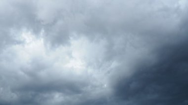 Bulutlar, bulutlar. Bulutluluk hava ve iklimi belirler, hem Dünya yüzeyinin soğumasını hem de ısınmasını engeller. Yağmurlu, ağır bulutların arka planı. Bulut yavaş çekim videosu, gerçek zamanlı. Fırtına..