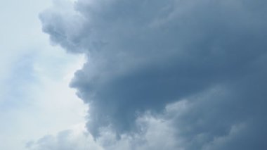 Bulutlar, bulutlar. Bulutluluk hava ve iklimi belirler, hem Dünya yüzeyinin soğumasını hem de ısınmasını engeller. Yağmurlu, ağır bulutların arka planı. Bulut yavaş çekim videosu. Fırtına.