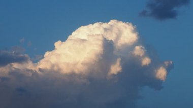Gökyüzünde güzel sarı bulutlar. Ses ötesi ışık efekti. Güneş ışınları yaklaşan kara bulutların arkasında gizlidir. Troposferde kümülüs konveksiyon. Cumulonimbus dikey gelişti. Günbatımı ve gün batımı