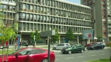 Novi Sad, Sırbistan, 10 Mayıs 2024: Novi Sad Bulvarı, Tren İstasyonu 'ndan Özgürlük Köprüsü' ne kadar uzanan bir bulvar. Arabalar, yoldan geçenler, toplu taşıma araçları, şehirde trafik. Yaz günü.