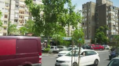 Novi Sad, Sırbistan, 10 Mayıs 2024: Novi Sad Bulvarı, Tren İstasyonu 'ndan Özgürlük Köprüsü' ne kadar uzanan bir bulvar. Arabalar, yoldan geçenler, toplu taşıma araçları, şehirde trafik. Yaz günü.