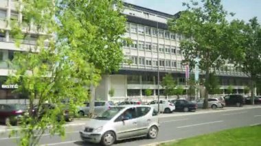 Novi Sad, Sırbistan, 10 Mayıs 2024: Novi Sad Bulvarı, Tren İstasyonu 'ndan Özgürlük Köprüsü' ne kadar uzanan bir bulvar. Arabalar, yoldan geçenler, toplu taşıma araçları, şehirde trafik. Yaz günü.