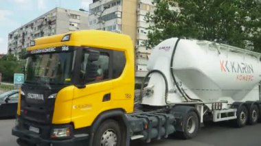 Novi Sad, Sırbistan, 10 Mayıs 2024: Novi Sad Bulvarı, Tren İstasyonu 'ndan Özgürlük Köprüsü' ne kadar uzanan bir bulvar. Arabalar, yoldan geçenler, toplu taşıma araçları, şehirde trafik. Yaz günü.