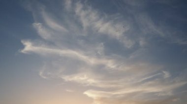 Cirrus Ci buz kristallerinden oluşan yüksek bulut cinsidir. İnce beyaz iplikçikler gibi görünürler. Sıcak kuru hava yükseldiğinde sirus oluştu, su buharı yüksek irtifada toz parçacıklarının üzerine çöktü.